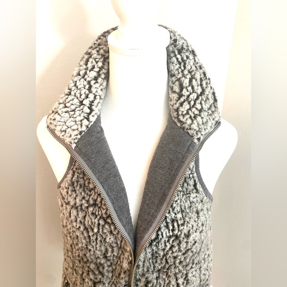 Francesca’s Collection Miami Faux Sherpa Vest - Picture 5 of 13